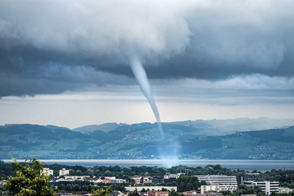 Eine Wasserhose fegte 2021 von Friedrichshafen über den Bodensee. (Archiv)