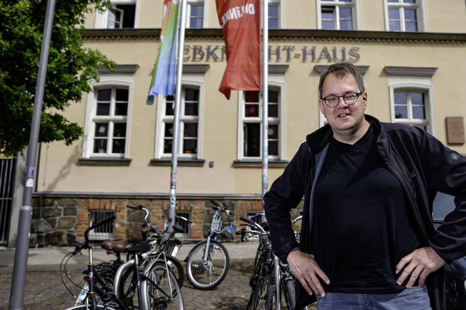 Sören Pellmann (45, Die Linke) vor dem Karl-Liebknecht-Haus seiner Partei in Leipzig. Der Bundestagsabgeordnete setzt sich für ein Umdenken seiner Partei gegenüber der Nato ein.