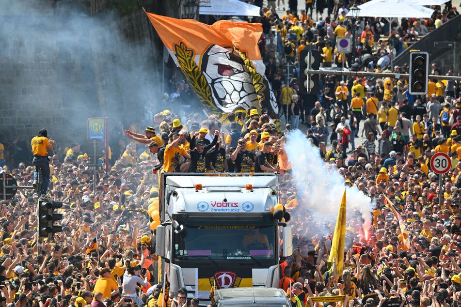 Am Terrassenufer feierten rund 15.000 Dynamo-Fans mit ihren Aufstiegshelden, die auf einem Party-Truck durch die Menge schlichen.