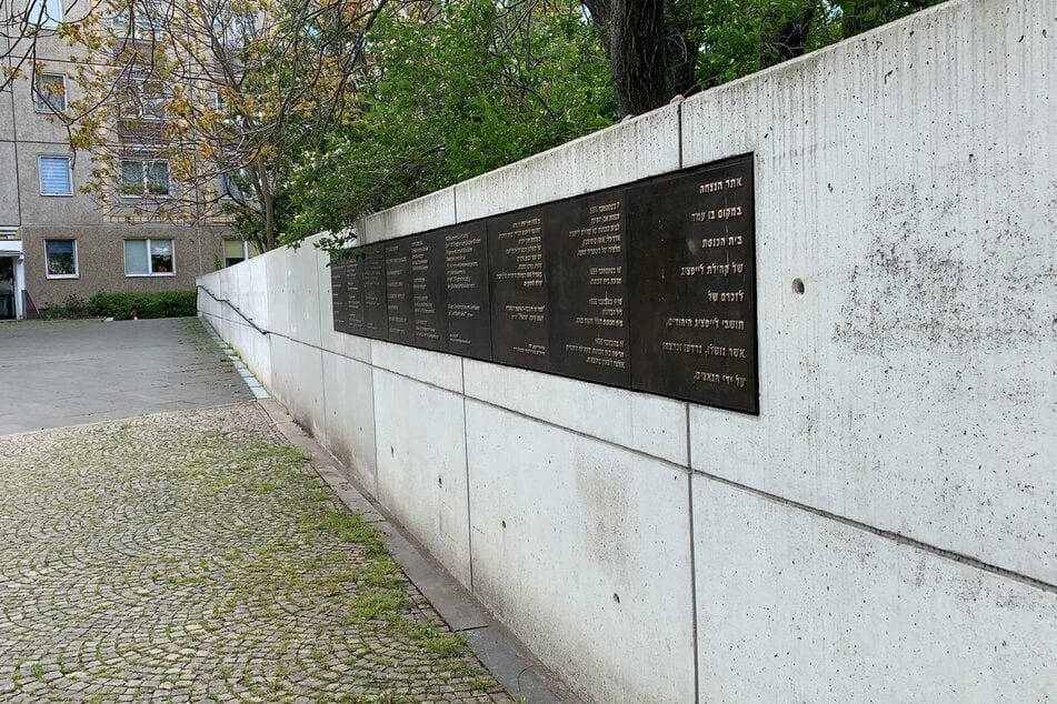 Die Rückseite der Mauer des Leipziger Synagogen-Denkmals ist am Sonntag angesprüht worden.