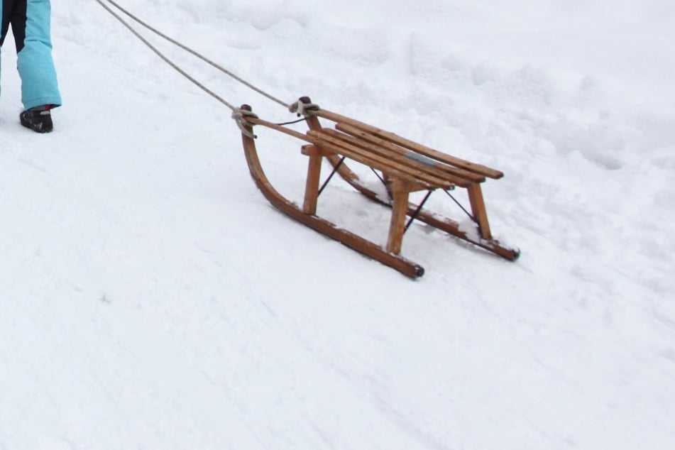Ein Deutscher verletzte sich bei einem Rodel-Unfall in Tirol. (Symbolfoto)