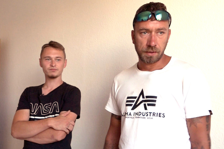 Schmidti (23, l.) und Jens (36, r.) wollen in eine gemeinsame WG ziehen.