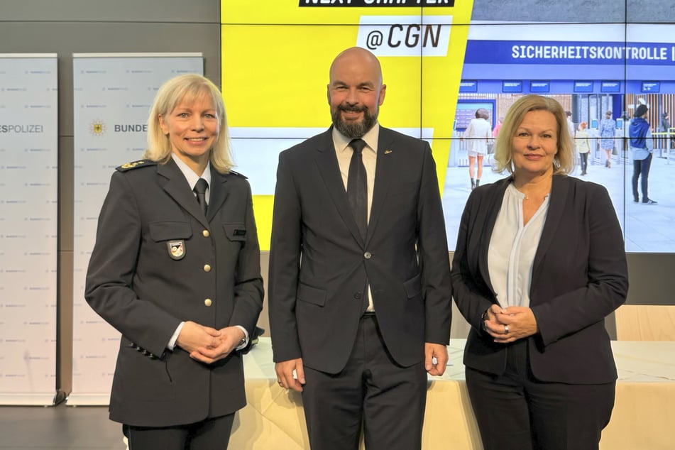 Barbara Heuser, Präsidentin der Bundespolizeidirektion Sankt Augustin, Thilo Schmid, Vorsitzender der Geschäftsführung Flughafen Köln Bonn GmbH, und Bundesinnenministerin Nancy Faeser haben das neue Konzept am Montag vorgestellt.