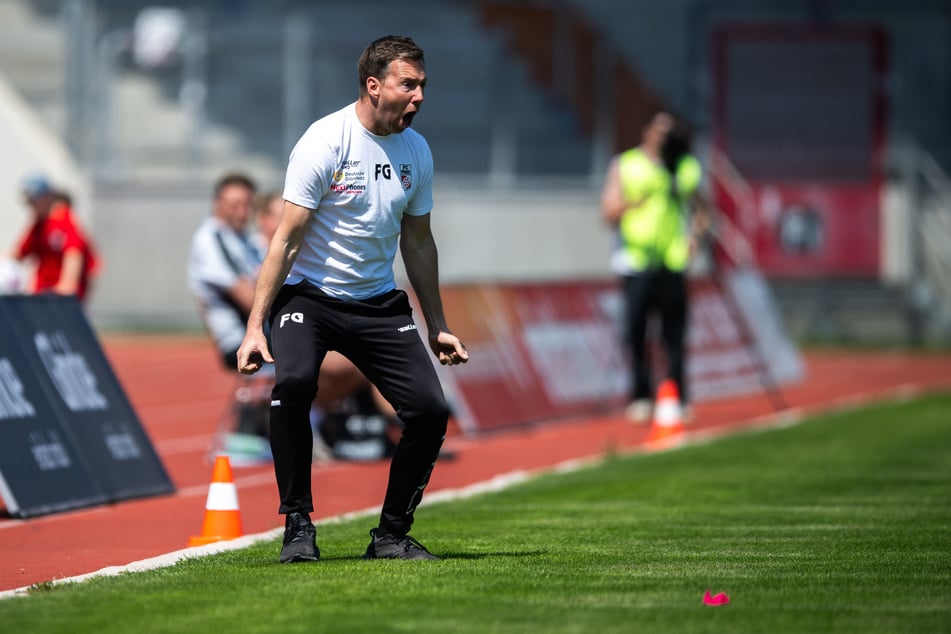 Erfurts Trainer Fabian Gerber (44) muss im letzten Heimspiel der Saison mitansehen, wie sein Team mit 1:4 gegen Viktoria Berlin verliert.