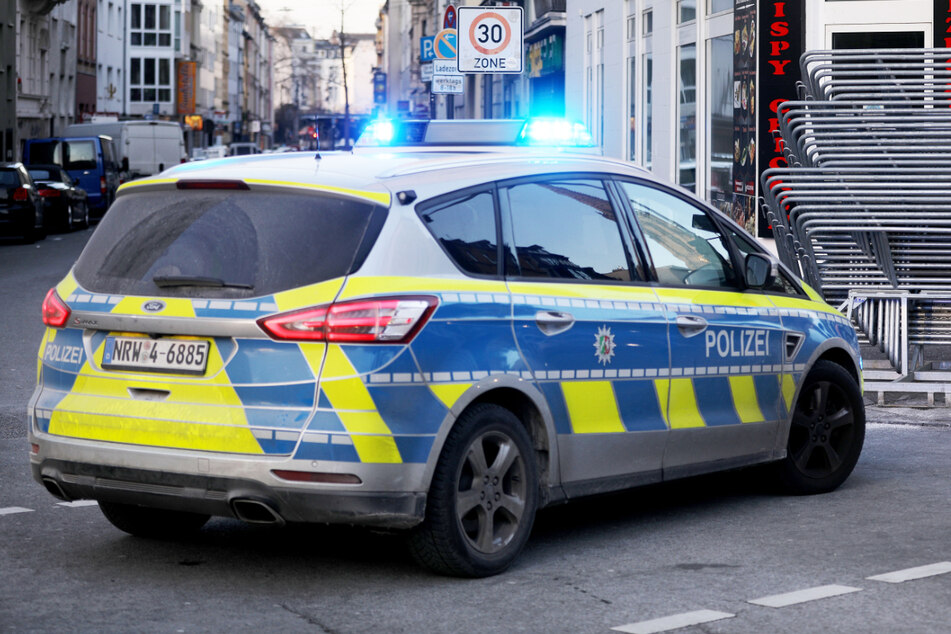 Die Polizei sucht nach einer Attacke auf einen 30-jährigen Kölner nach dem unbekannten Täter. (Symbolbild)