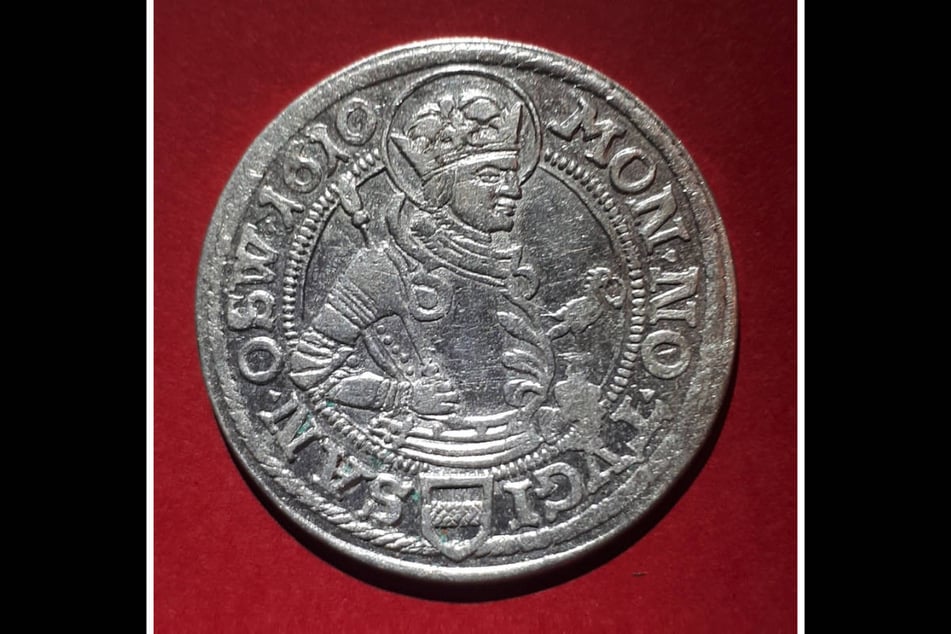 Die Münze zeigt das Abbild des heiligen Oswald und wurde im Jahr 1610 in der Schweiz geprägt.