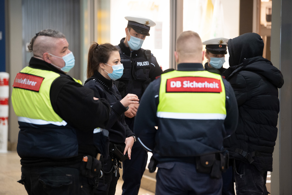Mitarbeiter von Ordnungsamt, DB-Security und Beamte der Bundespolizei kontrollieren ob die Maskenpflicht im Hauptbahnhof eingehalten wird.