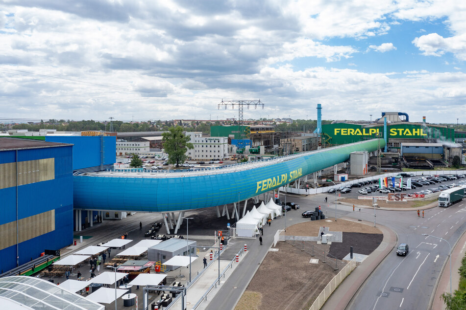 Ein langer Rollgang verbindet die Stranggussanlage des Stahlwerkes mit dem neuen Walzwerk.
