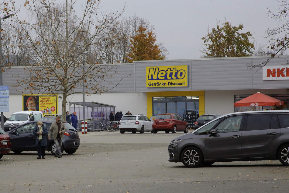 Am Parkplatz des Supermarktes in Pieschen mussten am Ende neun Polizisten schlichten.