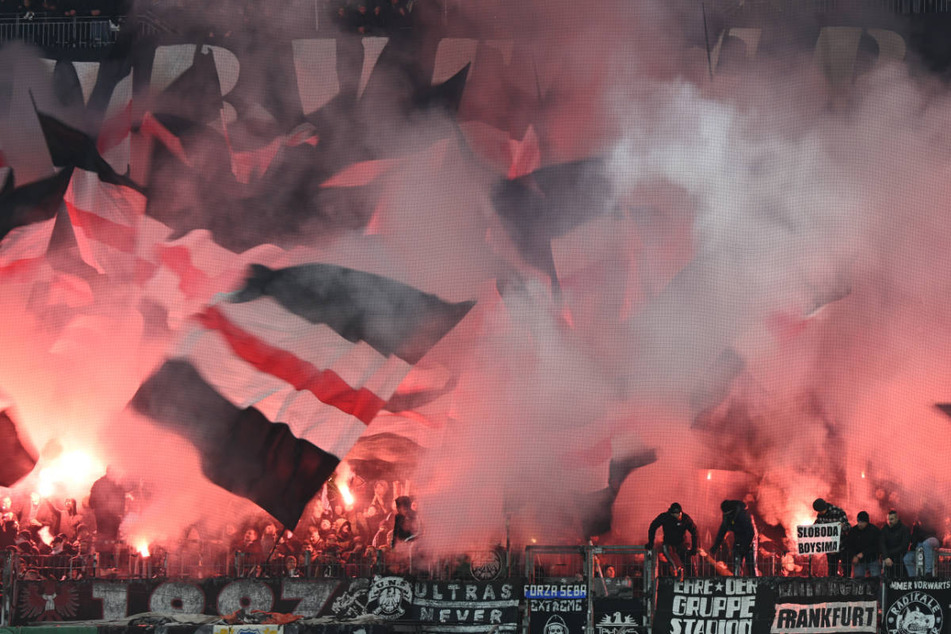Die UEFA monierte sowohl die gezündete Pyrotechnik in der SGE-Fankurve, als auch, dass nach dem Spiel Fans auf das Spielfeld gelaufen sind.