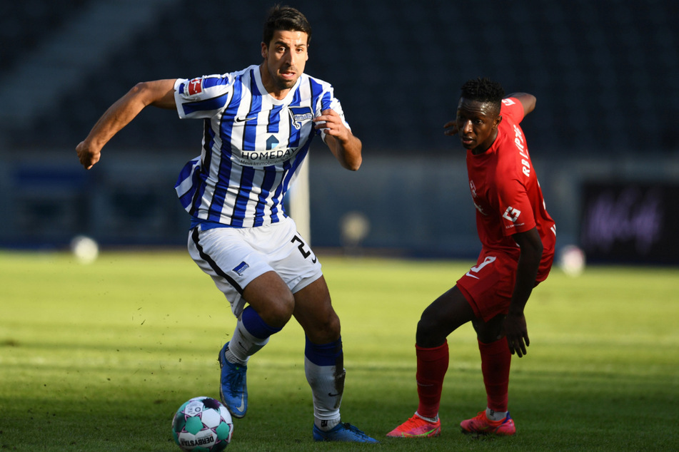 Sami Khedira (l.) im Zweikampf mit Amadou Haidara. Herthas Winter-Neuzugang stand gegen RB Leipzig erstmals in der Startelf.
