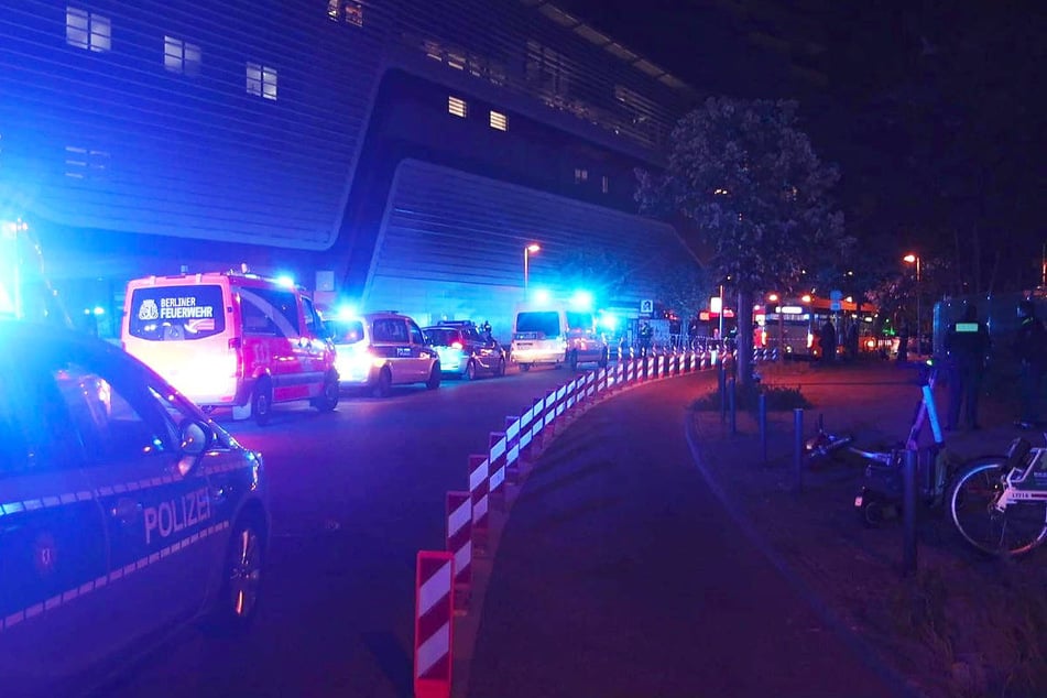 Ein BVG-Bus hat den 38-Jährigen beim Überqueren einer Straße unweit der Arena erfasst.