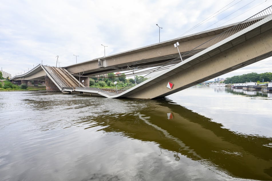 Nur noch eine Erinnerung: die alte Carolabrücke nach ihrem Einsturz.