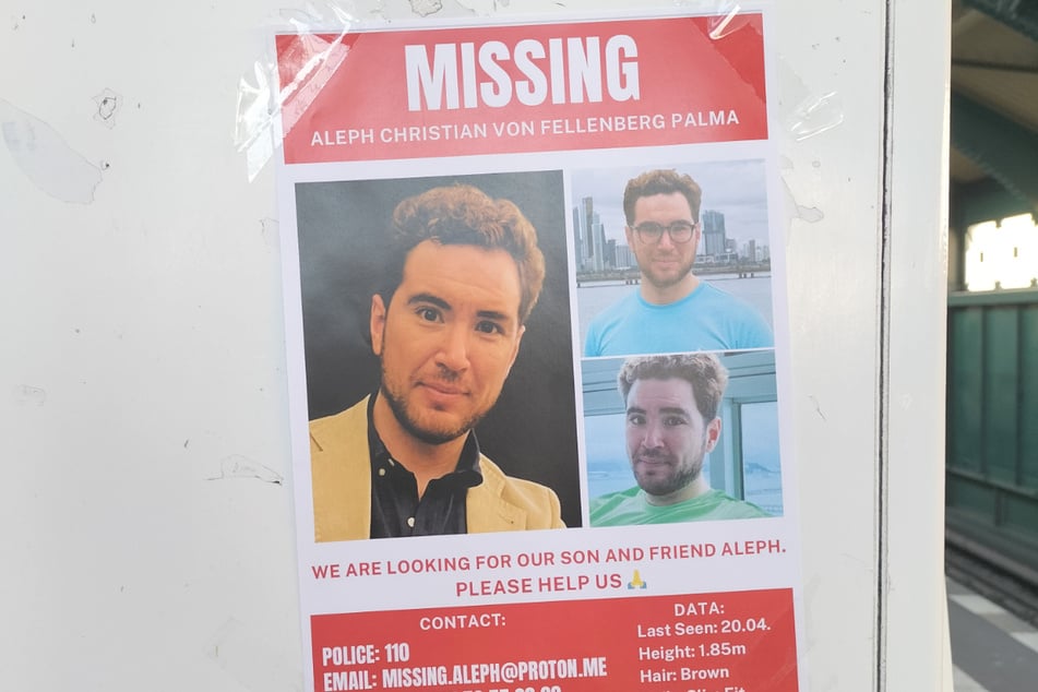 Überall in der Stadt hängen Suchplakate mit Fotos des Vermissten.