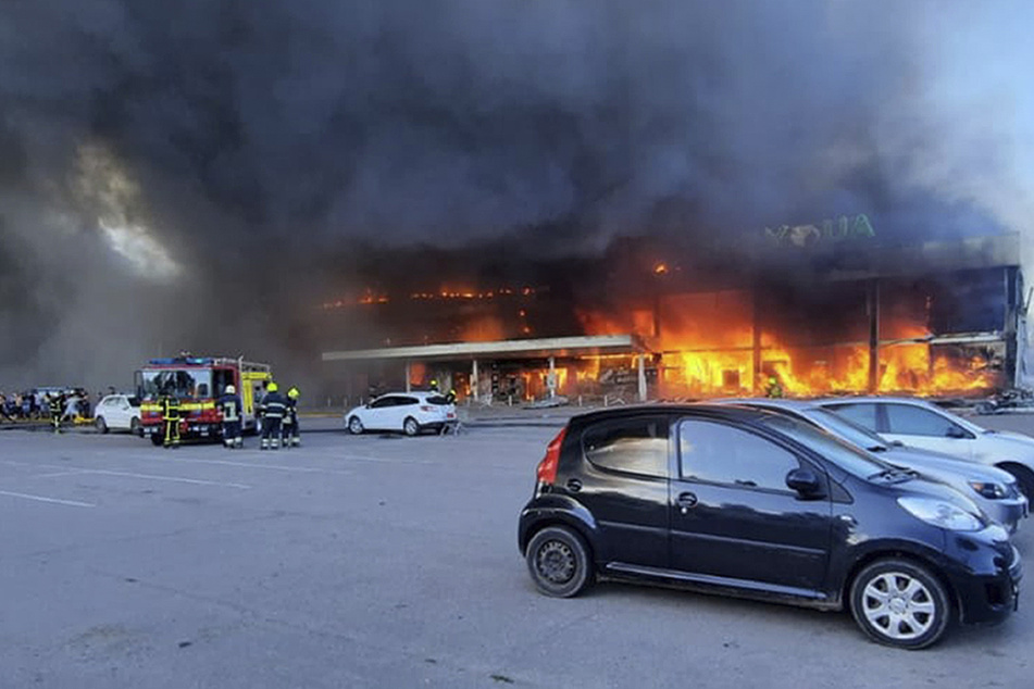 Nach dem Raketenangriff stand das Einkaufszentrum in Krementschuk in Flammen.