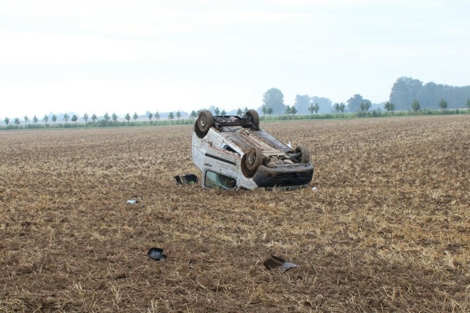 Bei einem Unfall in Düren hat sich ein Autofahrer (41) am Dienstagmorgen mehrfach überschlagen.