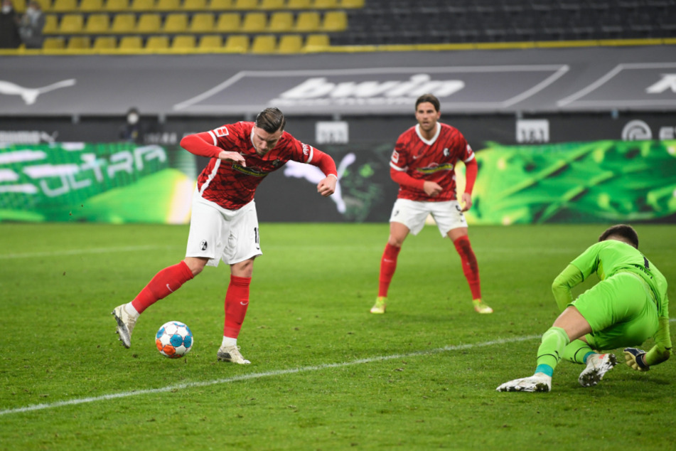 Freiburg-Stürmer Ermedin Demirovic (l.) ließ Keeper Gregor Kobel (r.) aus kurzer Distanz keine Chance.