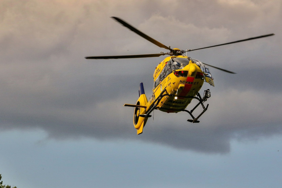 Mit einem Rettungshubschrauber wurde das Mädchen in ein Krankenhaus gebracht. (Symbolbild)