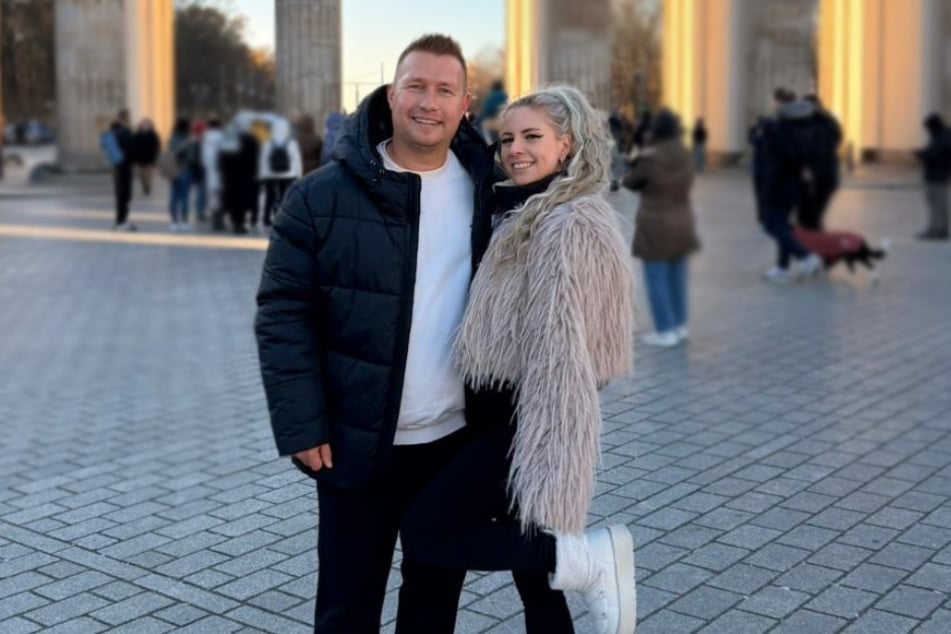 Ungewohnt privat: Schürze (31) und Kati Zucker (34) am Brandenburger Tor in Berlin.