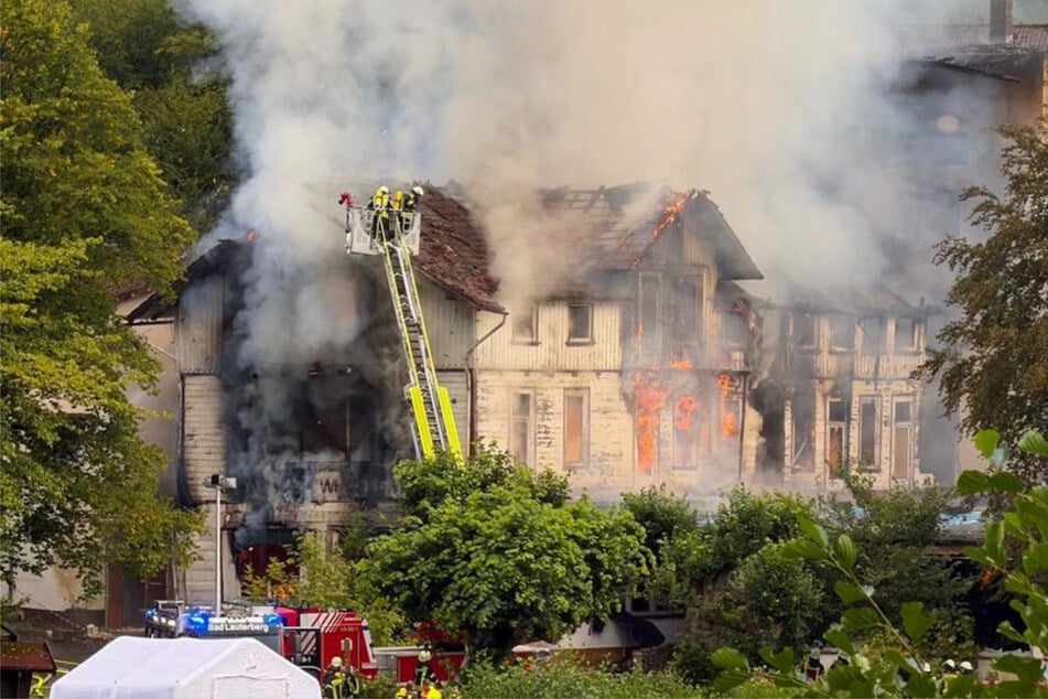 Großbrand im Harz: Ehemaliges "Reichsbürger"-Hotel steht in Flammen