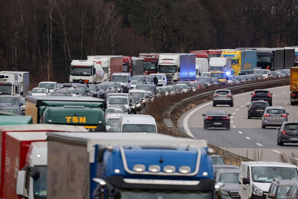 Schon ein gewohntes Bild - Stau auf der A4. Die Tunnel-Baustelle Königshainer Berge wird die Situation im aktuellen Ferienreiseverkehr vermutlich noch verschlimmern.