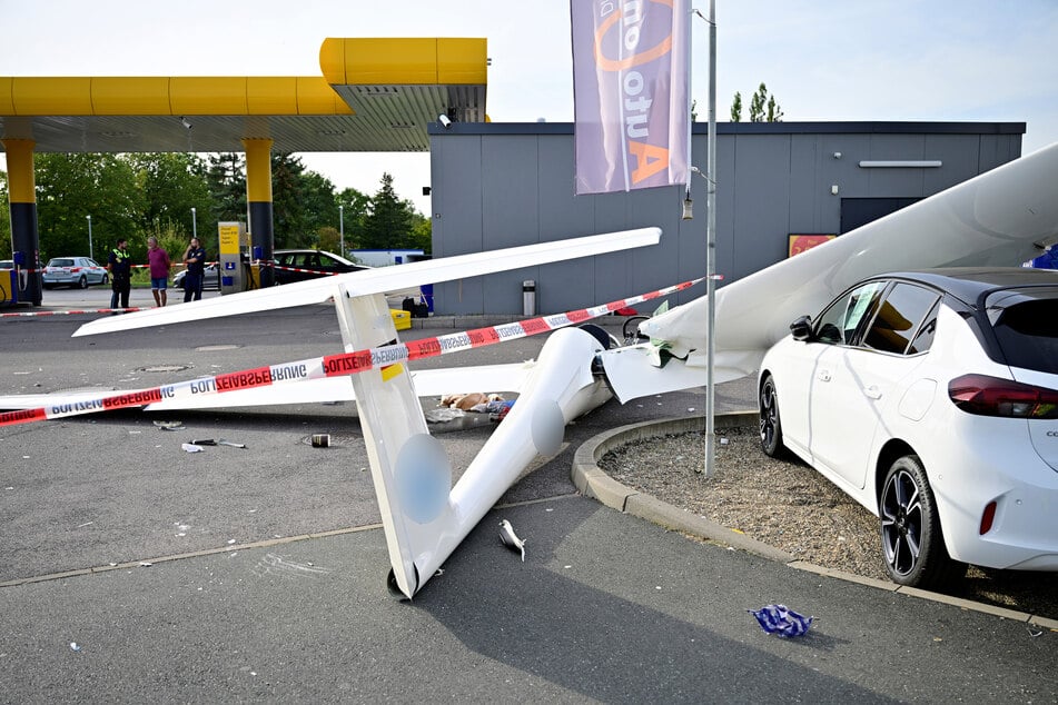 Das Flugzeug touchierte zuerst die Preissäule der Tankstelle und krachte dann auch das Gelände.