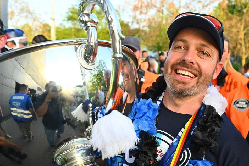 Nach der Aufstiegsparty hatte Eislöwen-Geschäftsführer Maik Walsdorf (37) alle Hände voll zu tun. Die Hausaufgaben für die DEL-Lizenz sind geschafft.