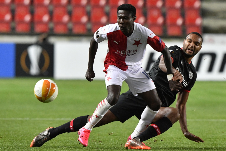 Slavias Oscar Dorley (l) und Leverkusens Jonathan Tah kämpfen um den Ball.