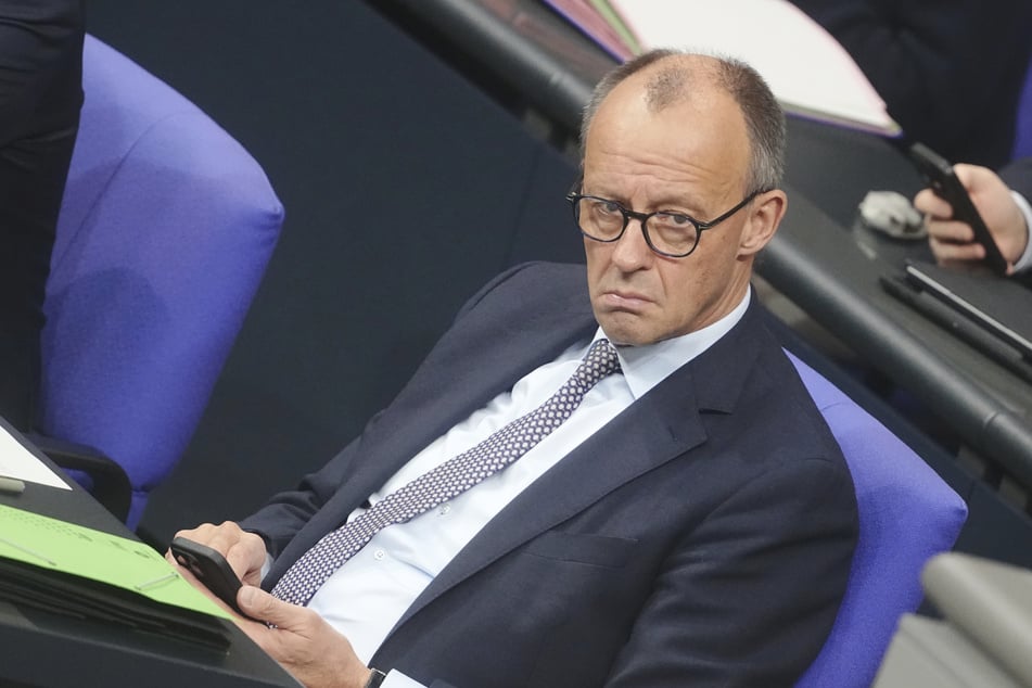 Bundeskanzler Friedrich Merz (70, CDU) ließ Internet-User mit Strafanzeigen wegen Beleidigung abwatschen.