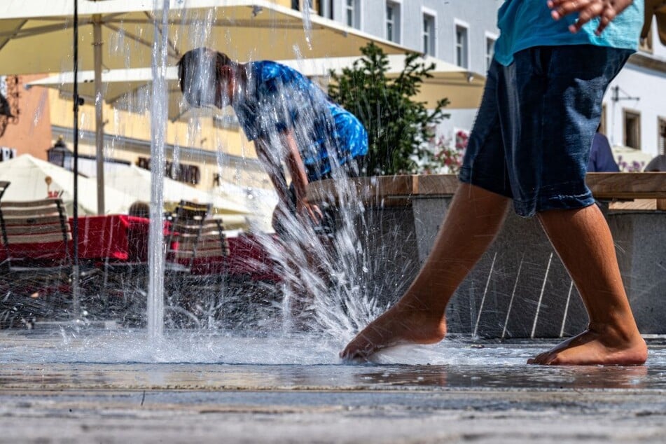 Auch am Montag klettert das Quecksilber wieder über die 30-Grad-Marke. (Symbolbild)