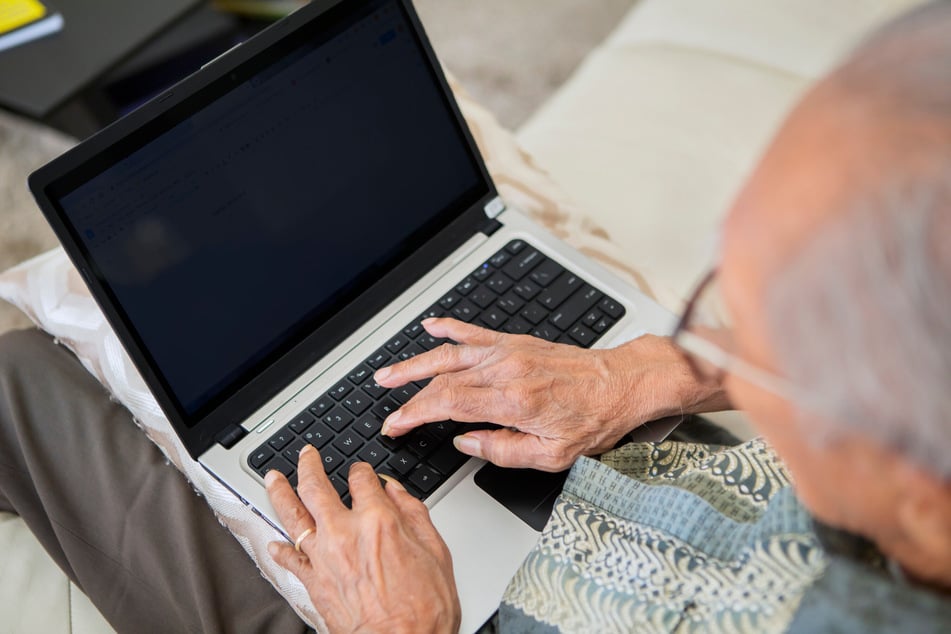 Ein 74-jähriger Senior und seine Frau gingen Internet-Betrügern auf den Leim. (Symbolbild)