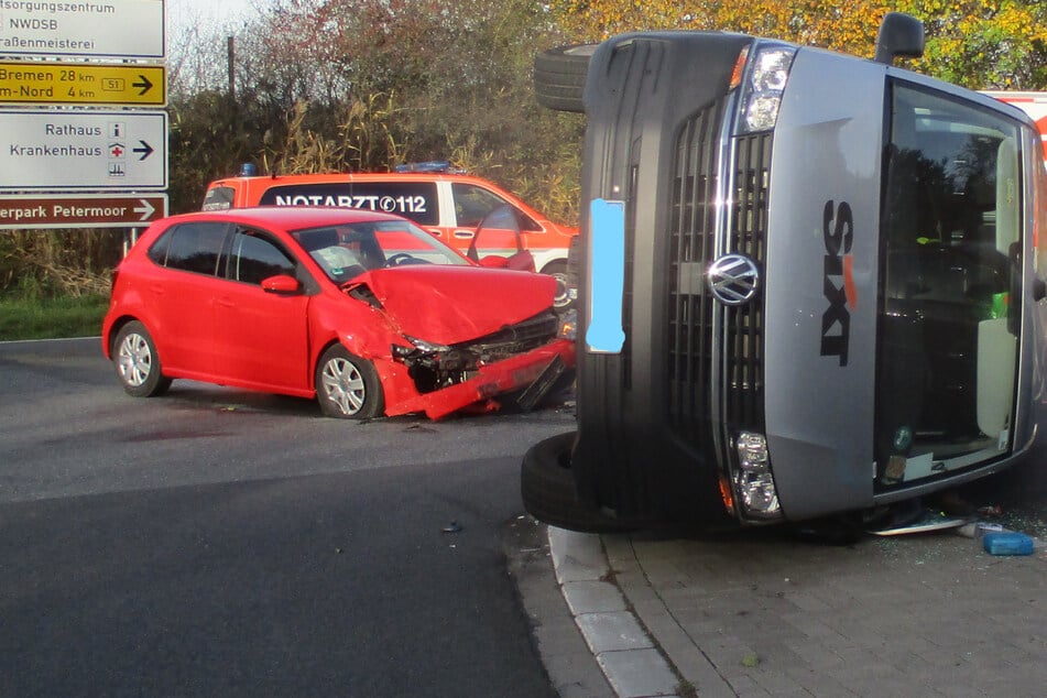 Transporter fährt in VW Polo und kippt um: Zwei Verletzte