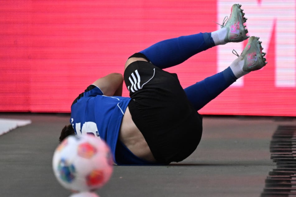 HSV-Verteidiger Giorgi Gocholeishvili rutschte nach einem Laufduell außerhalb des Feldes aus und verdrehte sich das Knie