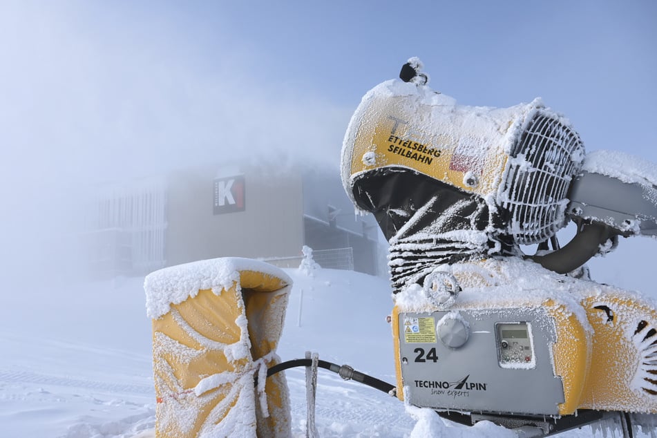 Schneekanonen - wie hier in Willingen . sorgen für stabilere Schneeverhältnisse, sind aber umstritten.