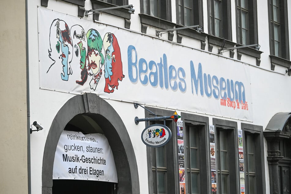 Das Beatles-Museum wurde am 18. Juni 1989 in Köln eröffnet und zog im Jahr 2000 aus Platzgründen in ein saniertes Barockgebäude in Halle um.