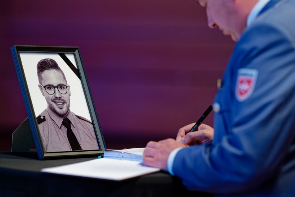 Polizeioberkommissar Simon B. starb bei dem schrecklichen Vorfall. Bei einer Gedenkfeier nahmen seine Kollegen von ihm Abschied.