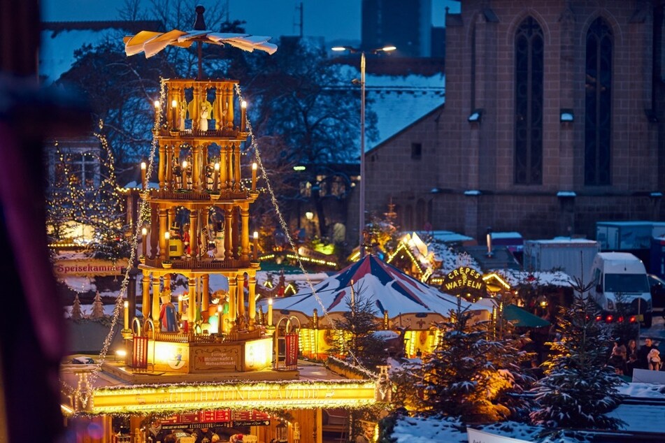 Auf dem Weihnachtsmarkt in Esslingen am Neckar gibt es eine große Erzgebirgspyramide und vieles mehr.