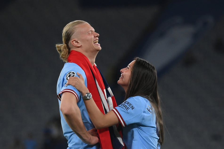 Erling Haaland und Isabel Haugseng Johansen feierten den Champions-League-Sieg des Manchester-City-Stars zusammen auf dem Rasen.