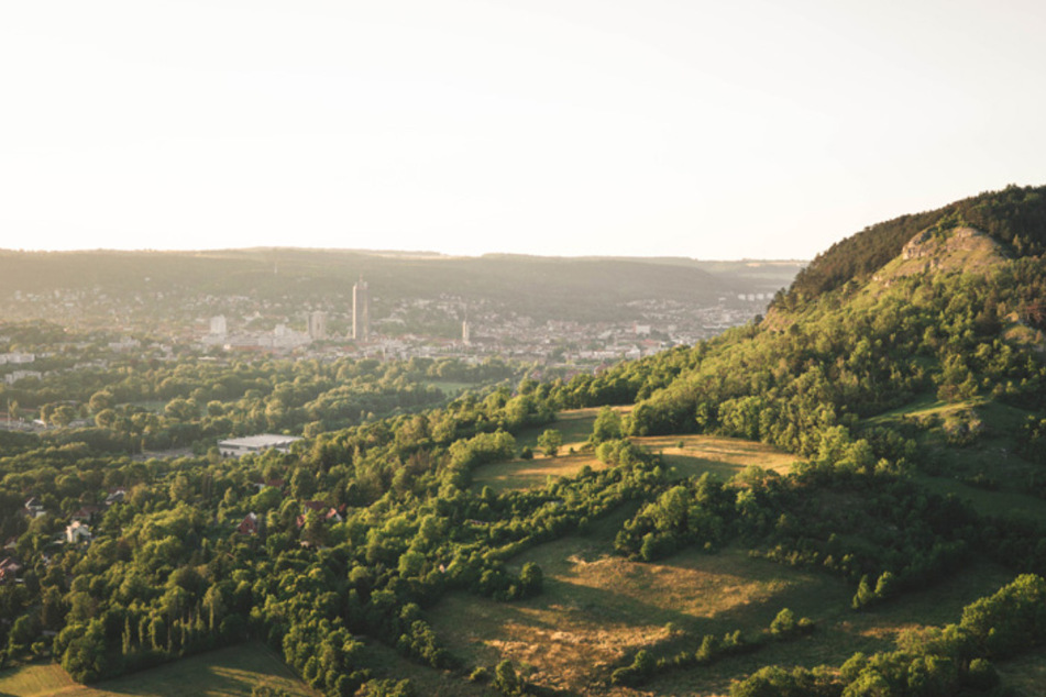 In der Stadt Jena findet Ihr viele Parkanlagen und grüne Landschaften für jede Menge Ruhe.