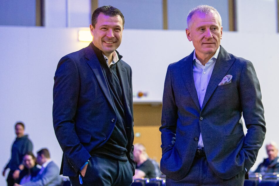 Peter Görlich (59, r.) bittet die Hertha-Fans weiter um Geduld. Sportdirektor Benjamin Weber (46) hat bislang nur Spieler verkauft.