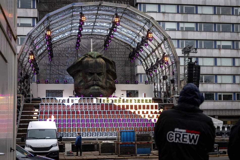 Auf der Bühne an der Brückenstraße findet die Eröffnungsshow statt.