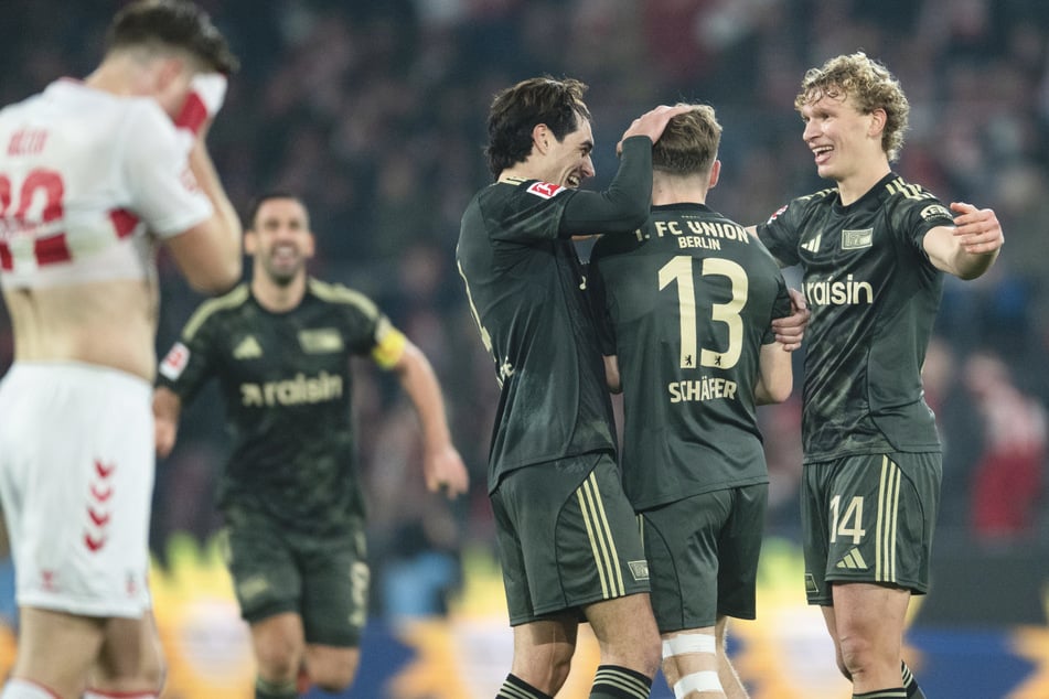 Matchwinner Andras Schäfer (26, M) lässt sich feiern.