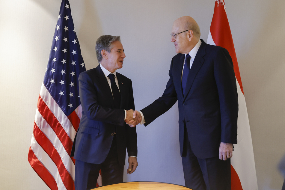 Antony Blinken (61, l.), Außenminister der USA, trifft Najib Mikati (67), libanesischen Übergangs-Premierminister, in dessen Hotel.