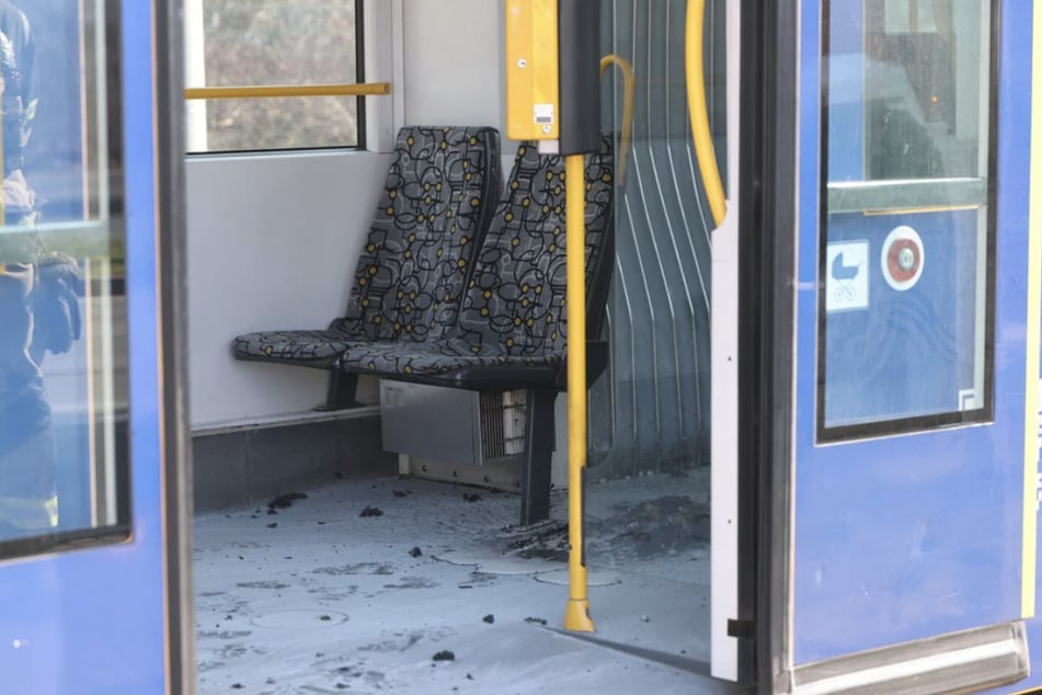 Die Spuren des Anschlags waren in der Straßenbahn sichtbar.