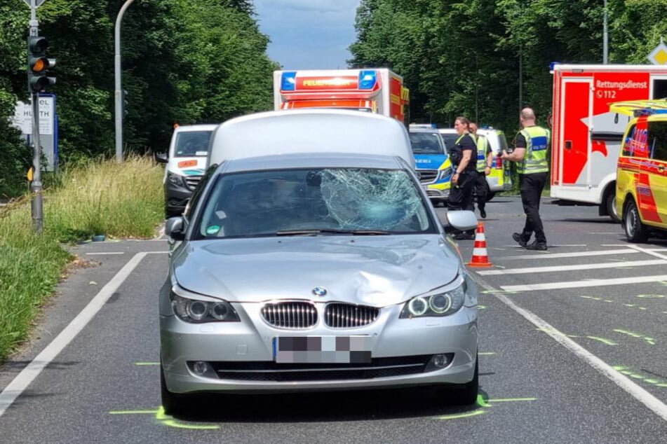 Mit diesem silbernen BMW fuhr der 20-Jährige zunächst über eine rote Ampel und kurz darauf in die Gruppe von Grundschülern.