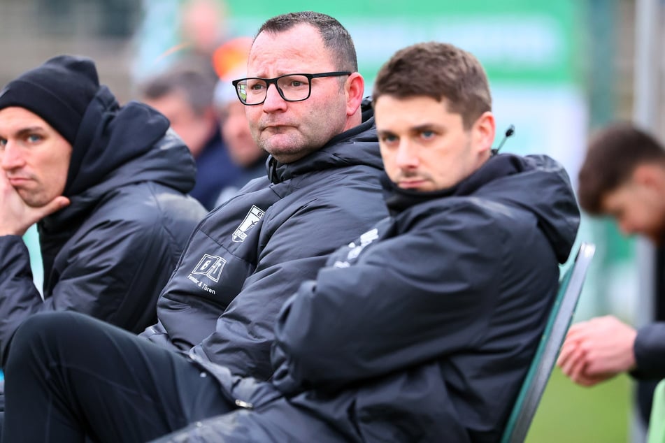 Am Sonntag saß Daniel Heinze (38, r.) neben Interimstrainer Christian Sobottka (44) noch auf der Bank.