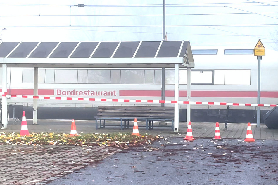 Der ICE steht abgesperrt am Bahnhof in Seuberdorf.