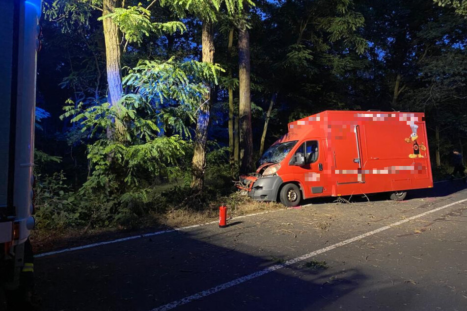 Der demolierte Broiler-Wagen wurde im Juli verlassen bei Großenhain gefunden. Fahrer Iosif A. (52) wurde danach von Polizei-Hubi und Hundestaffel gesucht.