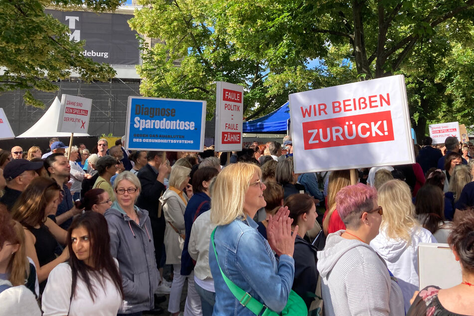Vor dem Landtag Magdeburg streikten am Mittwochvormittag hunderte Zahnärzte.