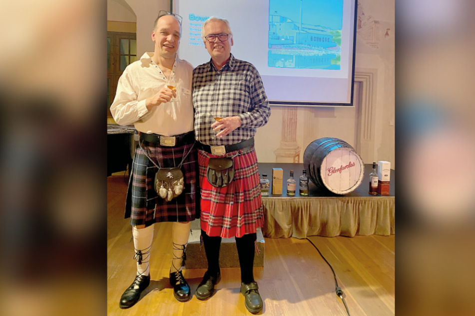 Feinschmecker Jon Tobias Hoeft (50, l.) und Clubmitglied Rolf Heselbarth bei einem Whiskyseminar.